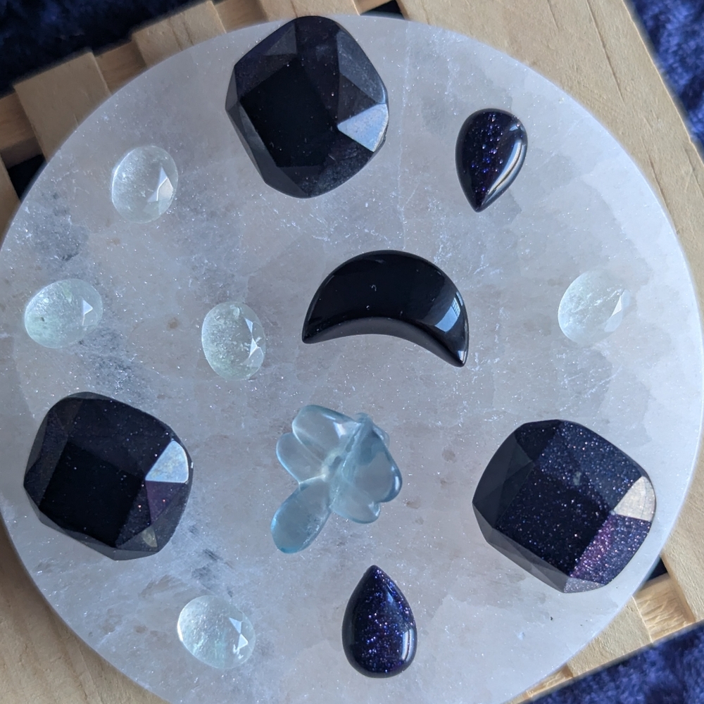 Dragonfly ☪️ Genius Stone ⭐ Blue Fluorite & Topaz faceted Gem Stone + Moon Plate